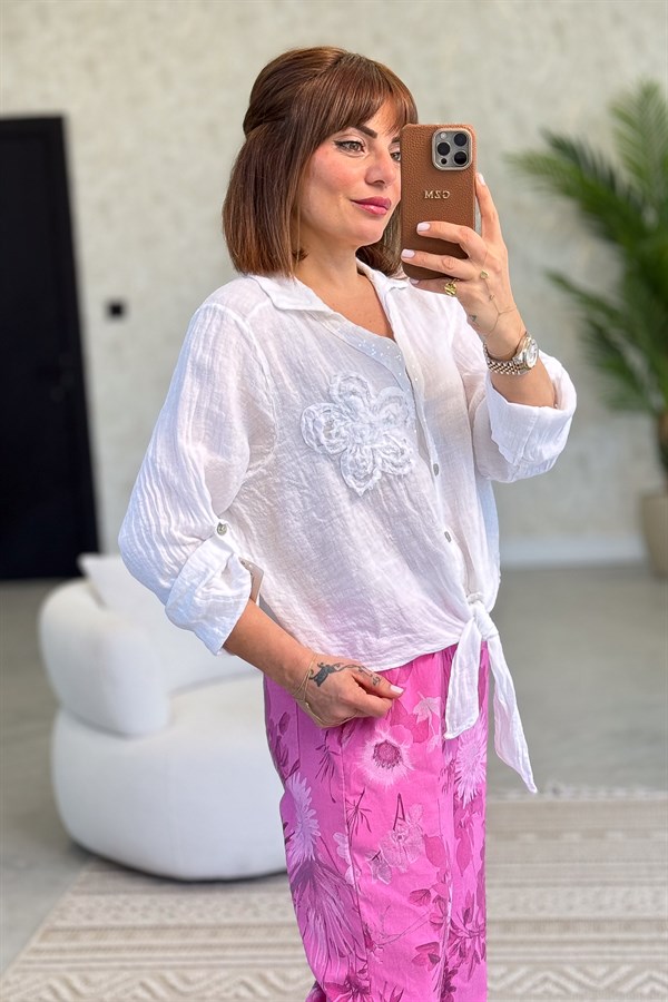 Çiçek Kabartmalı Düğme Yerleri Pullu Bağlamalı Keten Gömlek Beyaz Renk