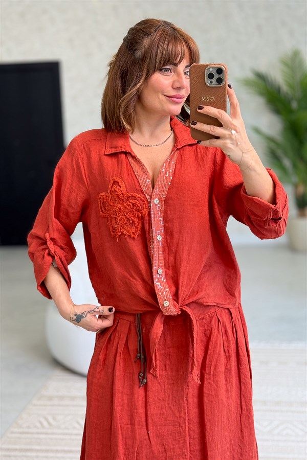 Çiçek Kabartmalı Düğme Yerleri Pullu Bağlamalı Keten Gömlek Kiremit Renk