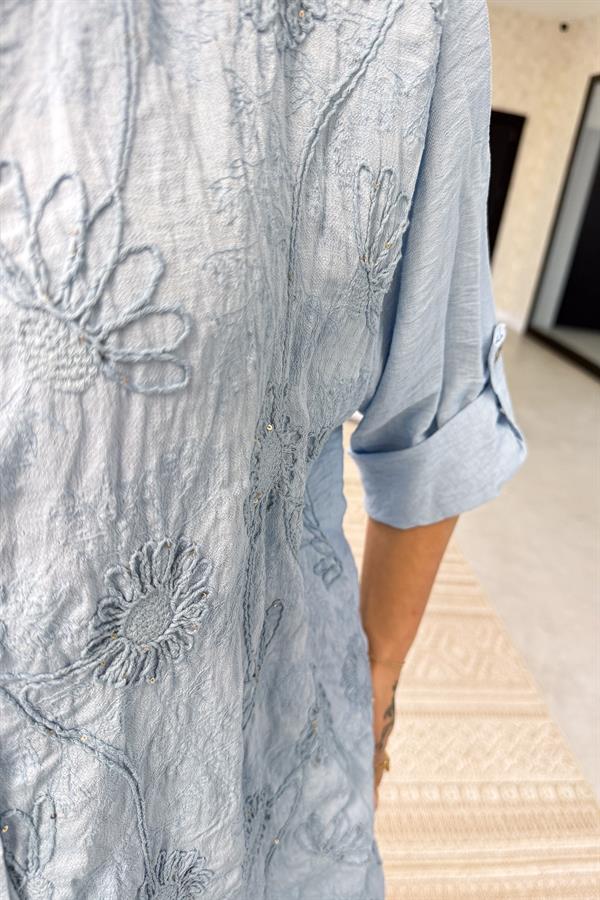Çiçek Kabartmalı Minik Pul İşlemeli Hakim Yaka Viskon Gömlek Bebe Mavi Renk