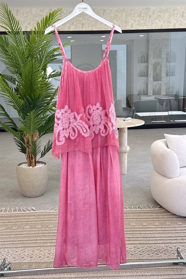Çiçek Kabartmalı Taşlanmış Askılı İpek Elbise Pembe RenkELBİSE