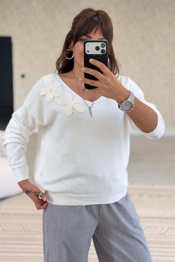 Çiçek Kabartmalı V Yaka Triko Beyaz Renk