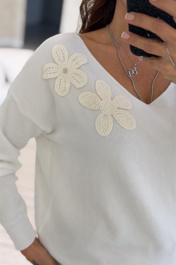 Çiçek Kabartmalı V Yaka Triko Beyaz Renk