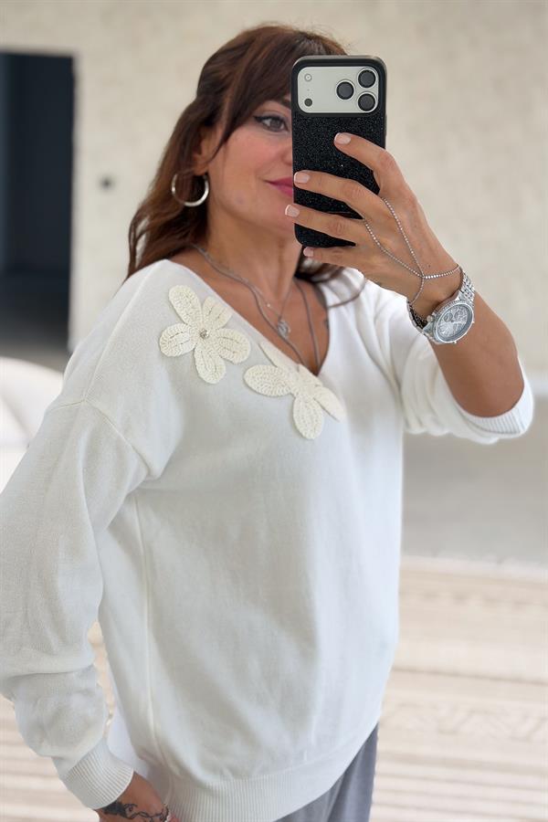 Çiçek Kabartmalı V Yaka Triko Beyaz Renk
