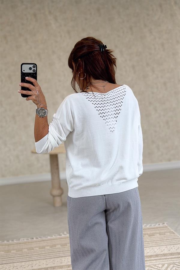 Çiçek Kabartmalı V Yaka Triko Beyaz Renk
