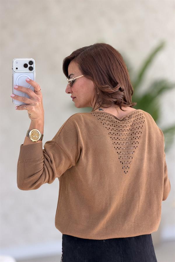 Çiçek Kabartmalı V Yaka Triko Camel Renk