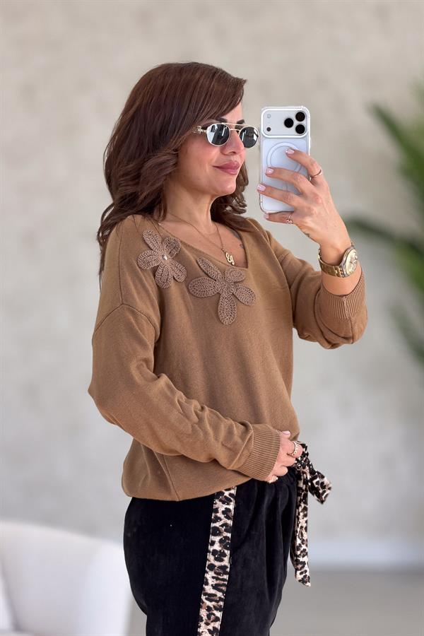 Çiçek Kabartmalı V Yaka Triko Camel Renk