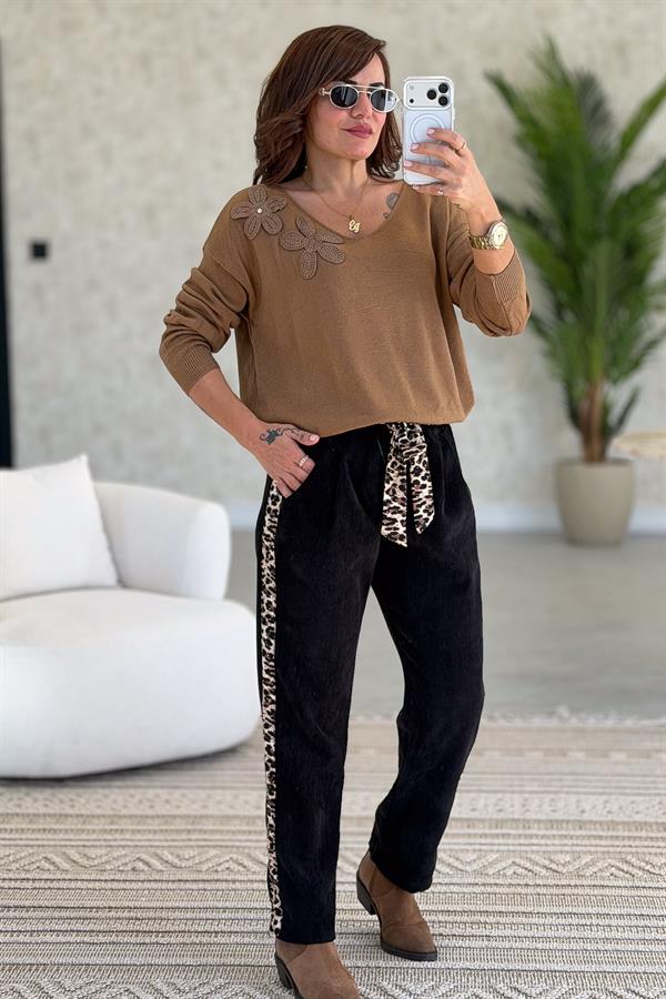 Çiçek Kabartmalı V Yaka Triko Camel Renk