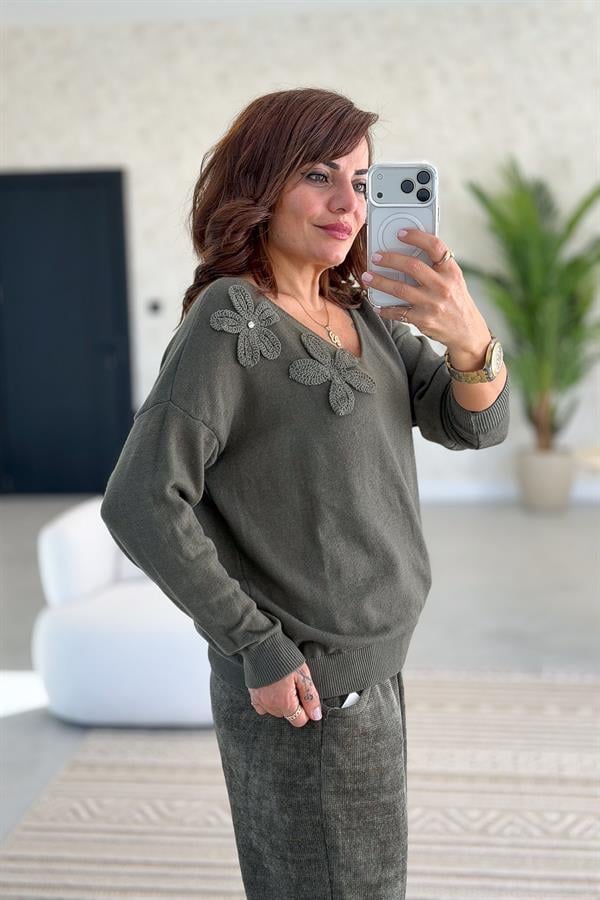 Çiçek Kabartmalı V Yaka Triko Haki Renk