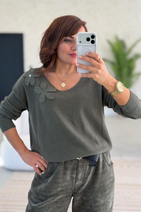 Çiçek Kabartmalı V Yaka Triko Haki Renk