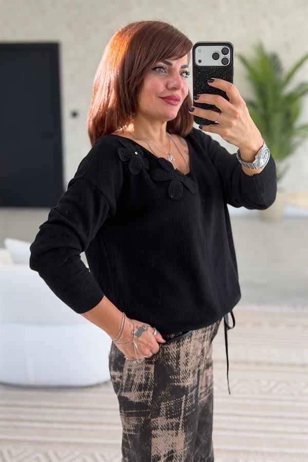 Çiçek Kabartmalı V Yaka Triko Siyah Renk