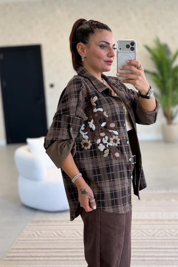 Çiçek Nakışlı Ekoseli Gömlek Kahverengi Renk
