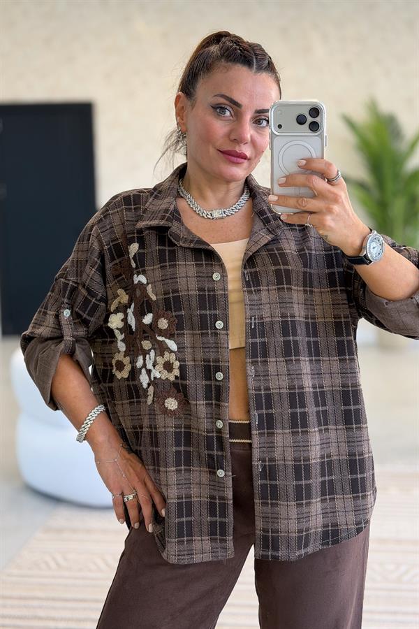 Çiçek Nakışlı Ekoseli Gömlek Kahverengi Renk