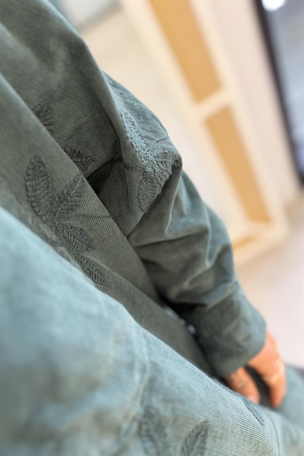 Çiçek Nakışlı Kadife Gömlek Nefti Yeşil Renk