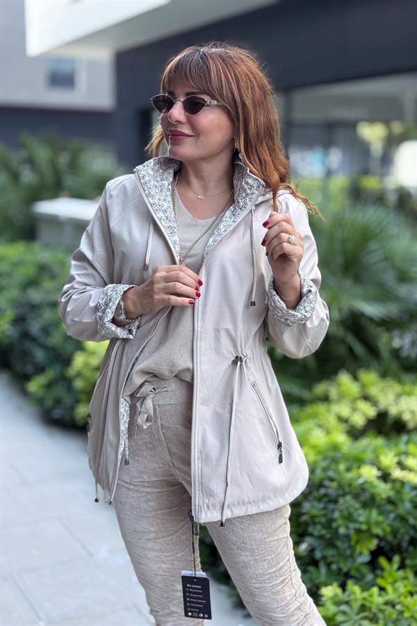 Çift Tarafı Kullanılan Minik Çiçek Desenli Trenç Bej Renk