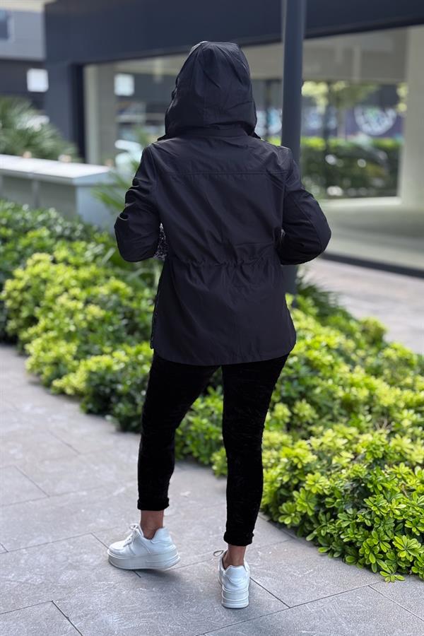 Çift Tarafı Kullanılan Minik Çiçek Desenli Trenç Siyah Renk