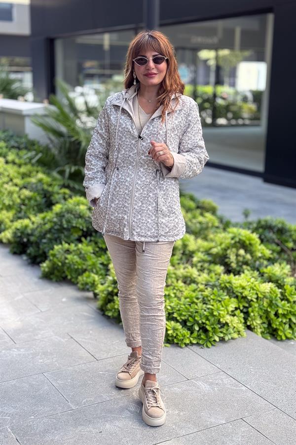 Çift Tarafı Kullanılan Minik Çiçek Desenli Trenç Bej Renk