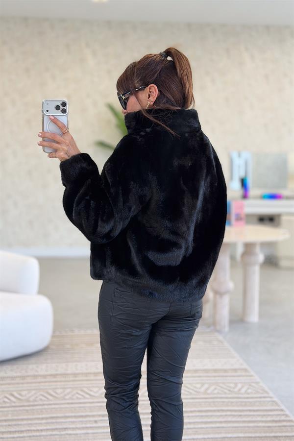Dik Yaka Kürk Siyah Renk