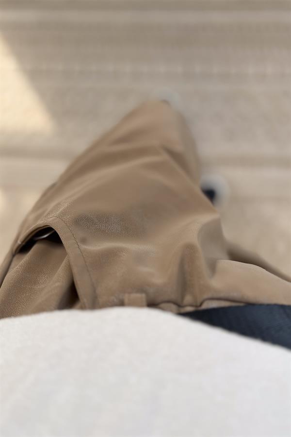 Eskitme Deri Görünümlü Pantolon Camel Renk