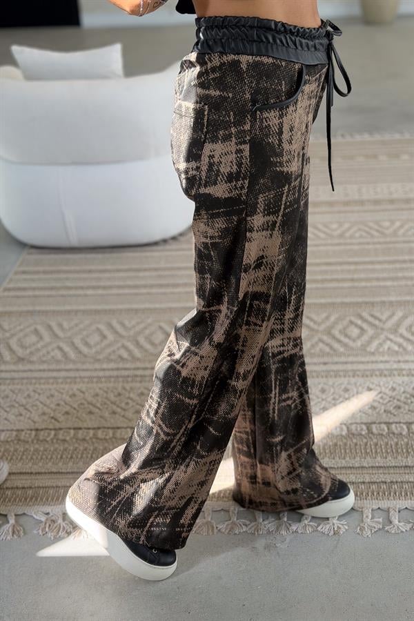 Eskitme Desenli Deri Görünümlü Pantolon Siyah Renk