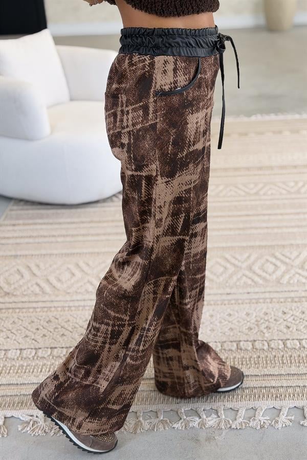 Eskitme Desenli Deri Görünümlü Pantolon Kahverengi Renk