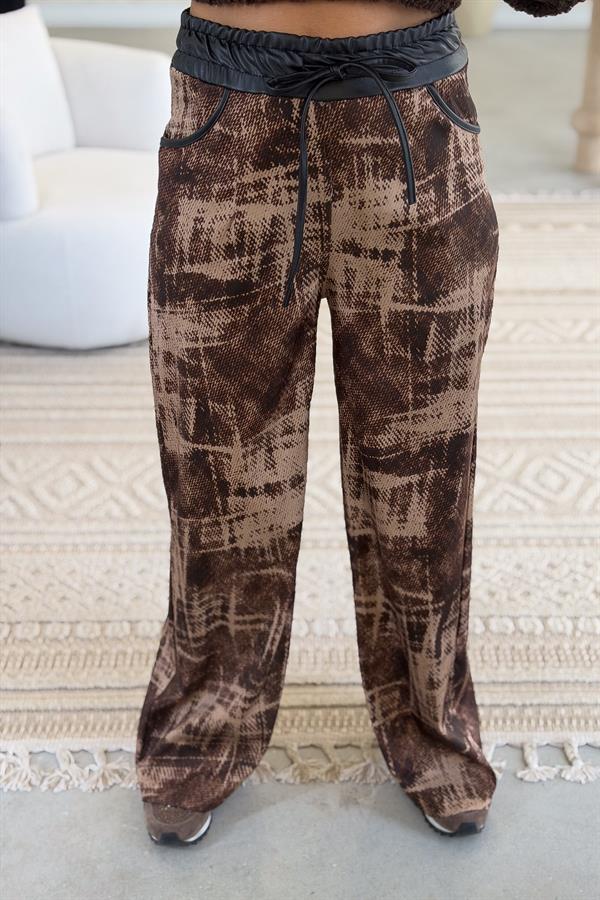 Eskitme Desenli Deri Görünümlü Pantolon Kahverengi Renk