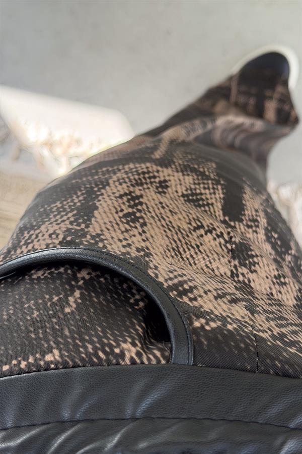 Eskitme Desenli Deri Görünümlü Pantolon Siyah Renk