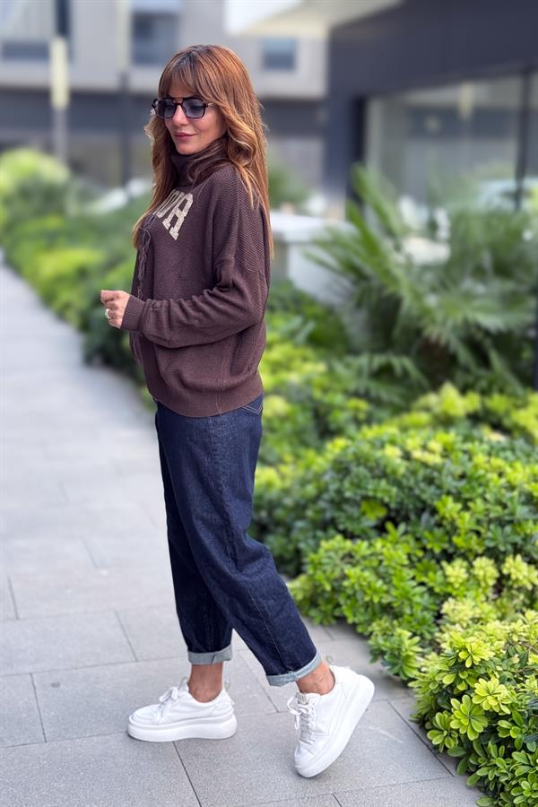 Gold Amour Yazılı Gül Kabartmalı Degaje Yaka Triko Acı Kahve Renk