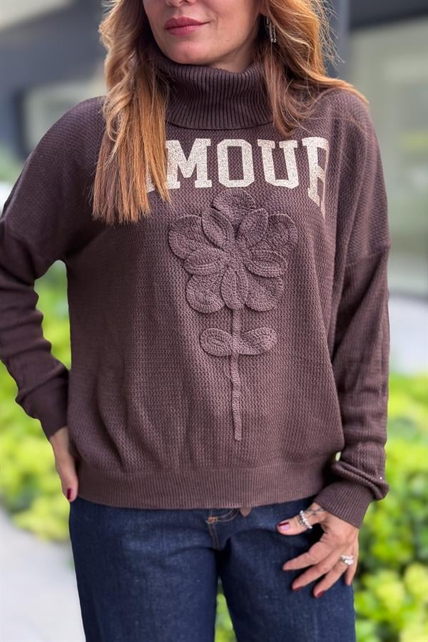 Gold Amour Yazılı Gül Kabartmalı Degaje Yaka Triko Acı Kahve Renk