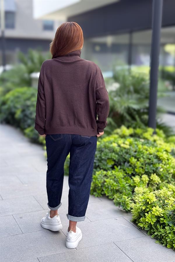 Gold Amour Yazılı Gül Kabartmalı Degaje Yaka Triko Acı Kahve Renk