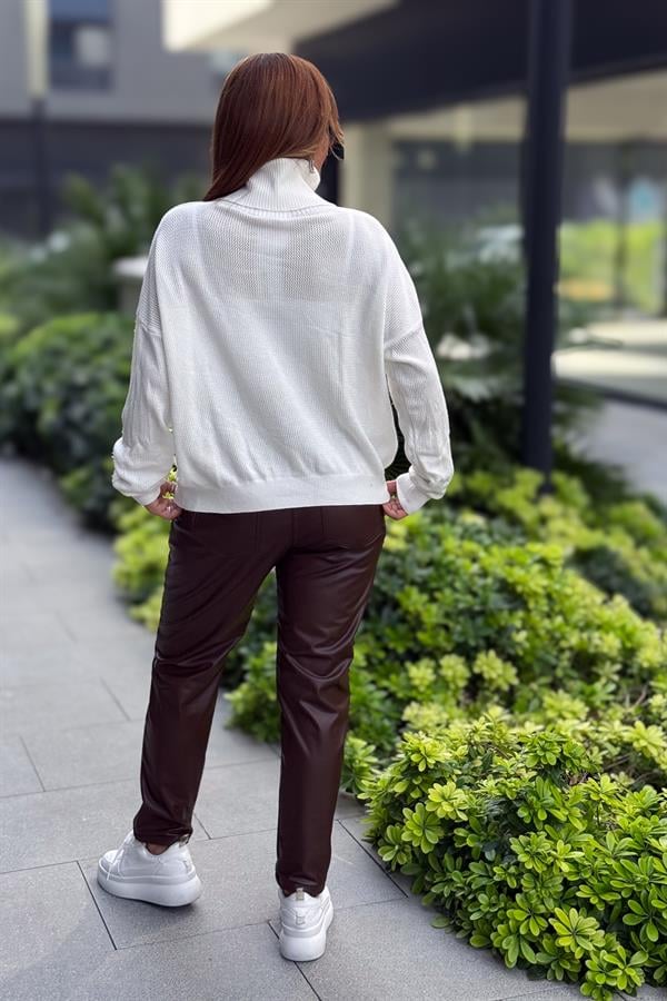 Gold Amour Yazılı Gül Kabartmalı Degaje Yaka Triko Beyaz Renk