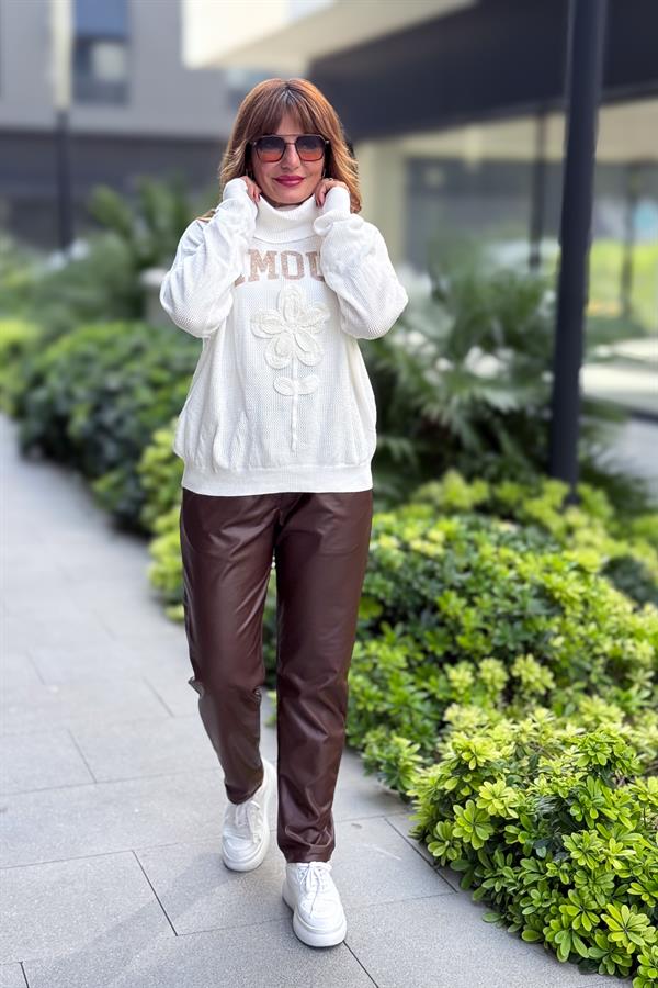 Gold Amour Yazılı Gül Kabartmalı Degaje Yaka Triko Beyaz Renk