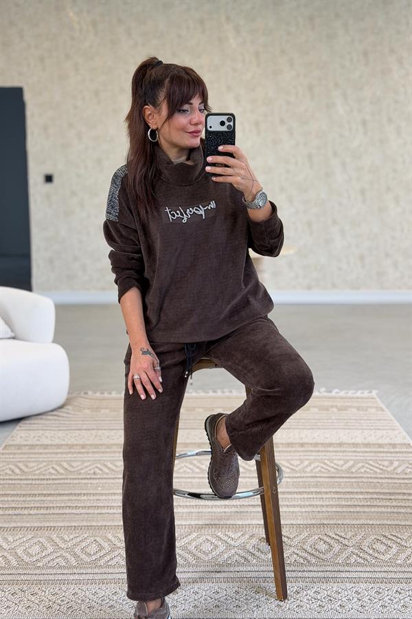 Gümüş Kabartma Yazı Detaylı Degaje Yaka Alt Üst Takım Acı Kahve Renk