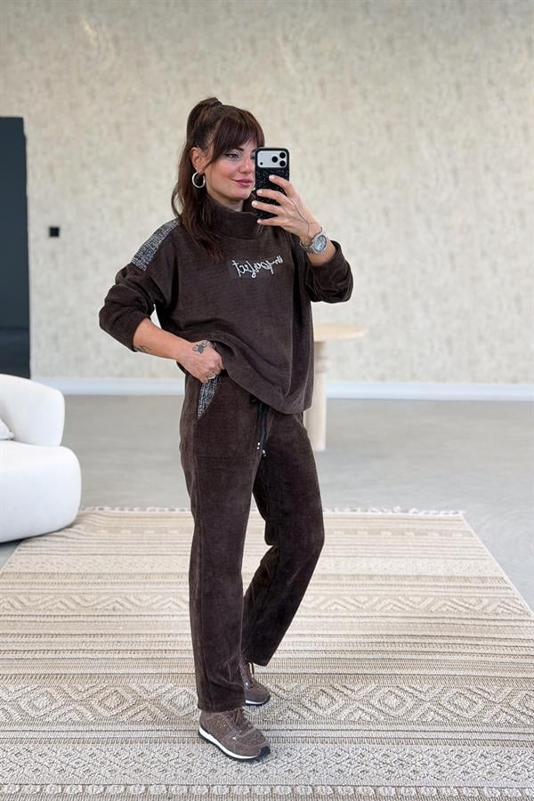 Gümüş Kabartma Yazı Detaylı Degaje Yaka Alt Üst Takım Acı Kahve Renk