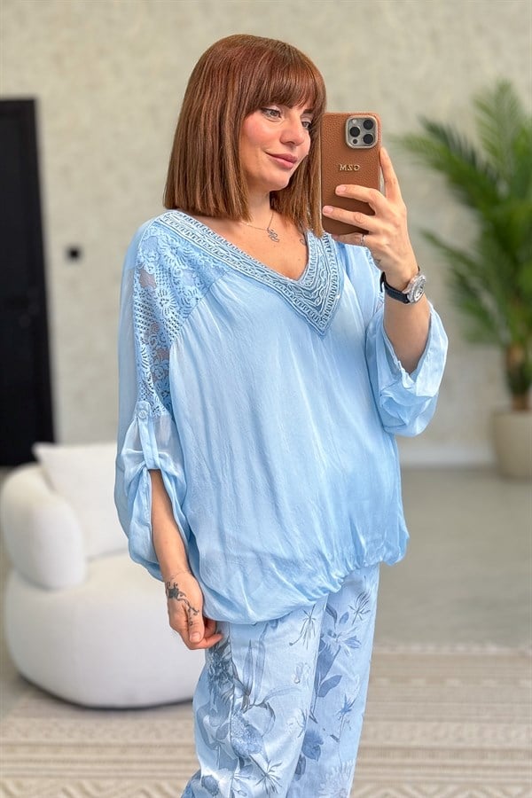 Güpür Detaylı V Yaka İpek Bluz Bebe Mavi Renk
