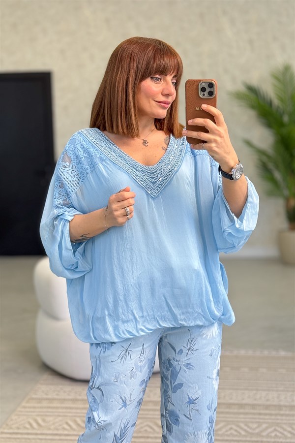 Güpür Detaylı V Yaka İpek Bluz Bebe Mavi Renk
