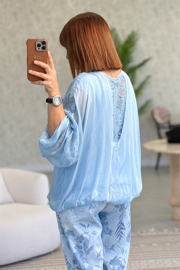 Güpür Detaylı V Yaka İpek Bluz Bebe Mavi Renk