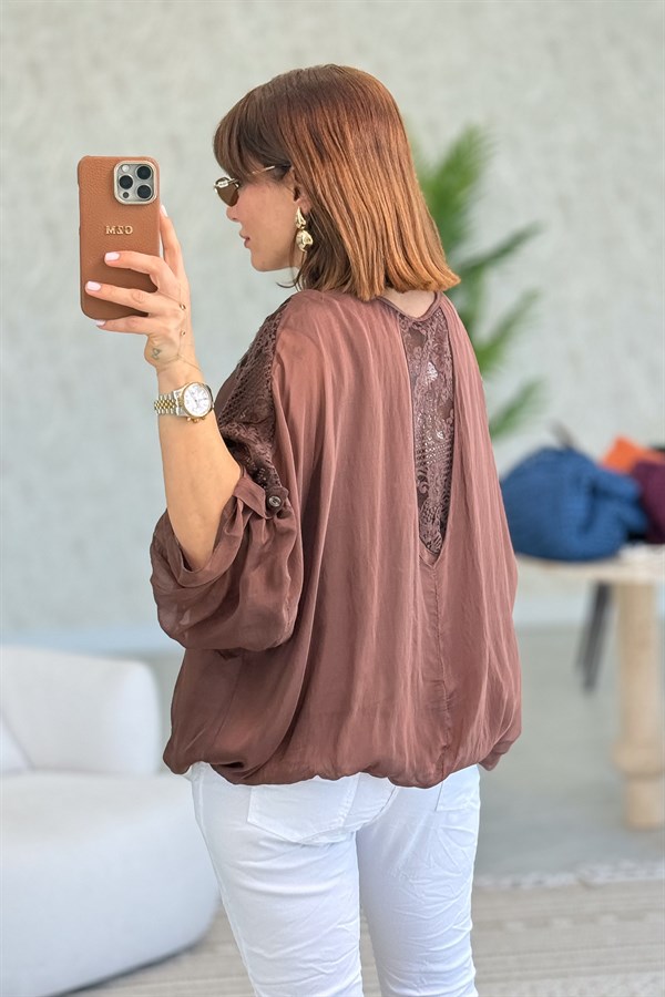 Güpür Detaylı V Yaka İpek Bluz Kahverengi Renk
