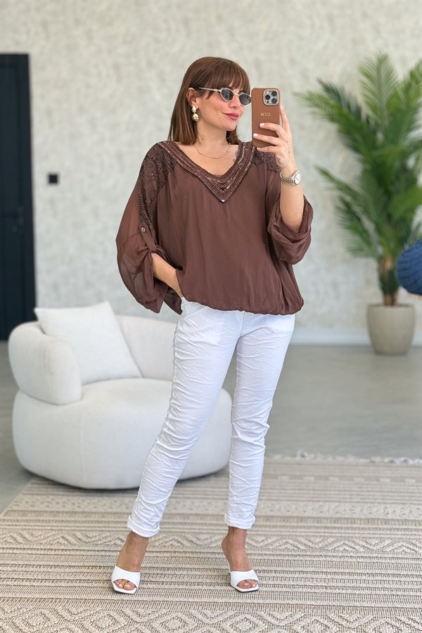 Güpür Detaylı V Yaka İpek Bluz Kahverengi Renk