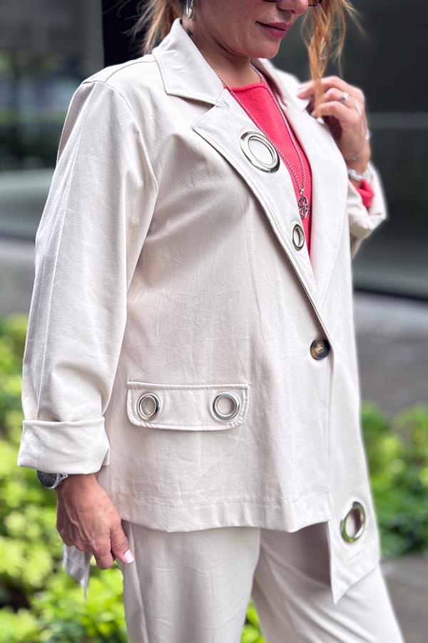 Halka Detaylı Asimetrik Kesim Ceketli Takım Bej Renk