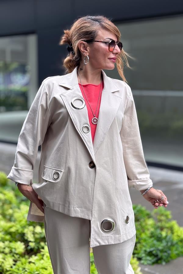 Halka Detaylı Asimetrik Kesim Ceketli Takım Bej Renk