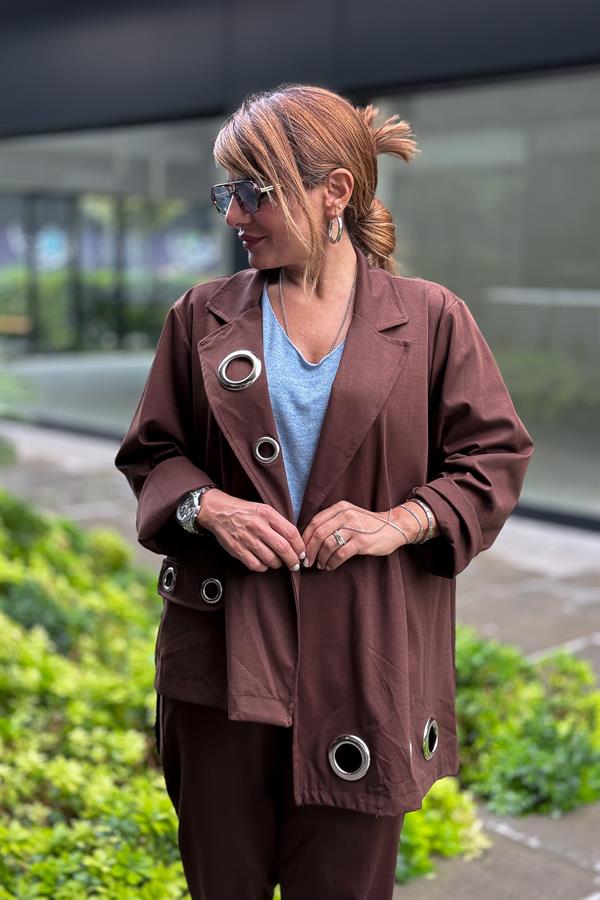 Halka Detaylı Asimetrik Kesim Ceketli Takım Kahverengi Renk