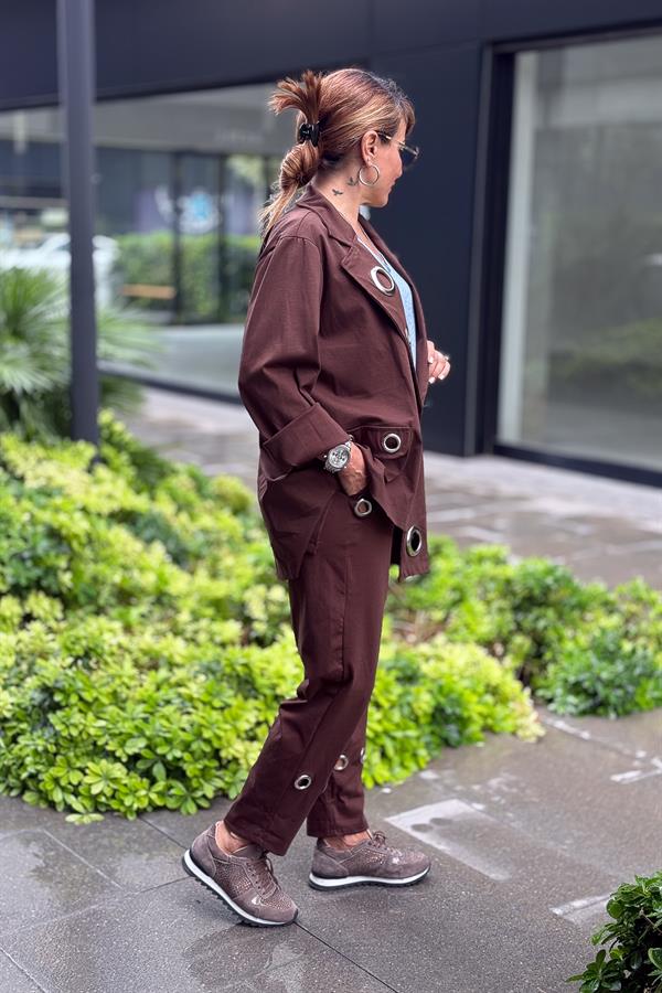 Halka Detaylı Asimetrik Kesim Ceketli Takım Kahverengi Renk