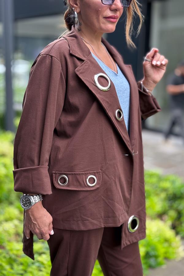 Halka Detaylı Asimetrik Kesim Ceketli Takım Kahverengi Renk
