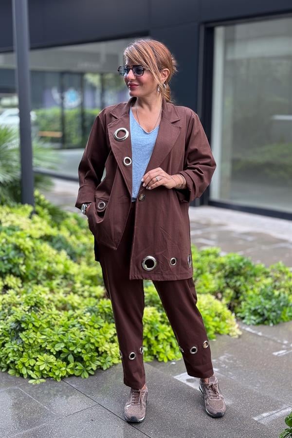 Halka Detaylı Asimetrik Kesim Ceketli Takım Kahverengi Renk