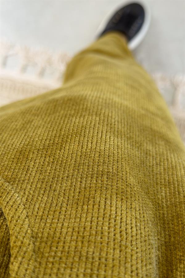 Havuç Paça Fitilli Siyah Kemerli Kadife Pantolon Küf Sarı Renk