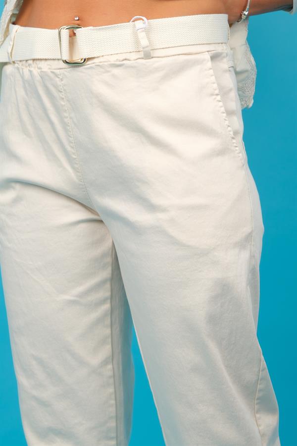 Havuç Paça Kemer Detaylı Likralı Pamuklu Tensel Pantolon Krem Renk