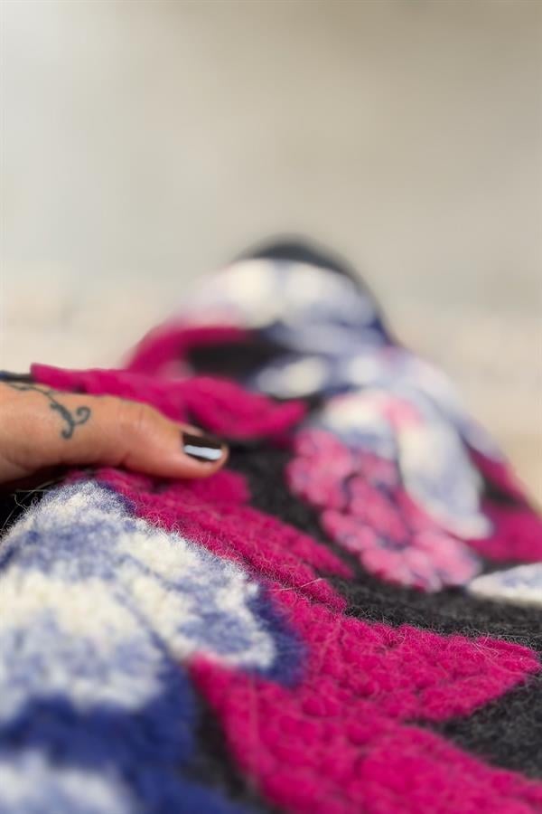 İri Çiçek Kabartmalı Keçe Kaban Antresit Renk