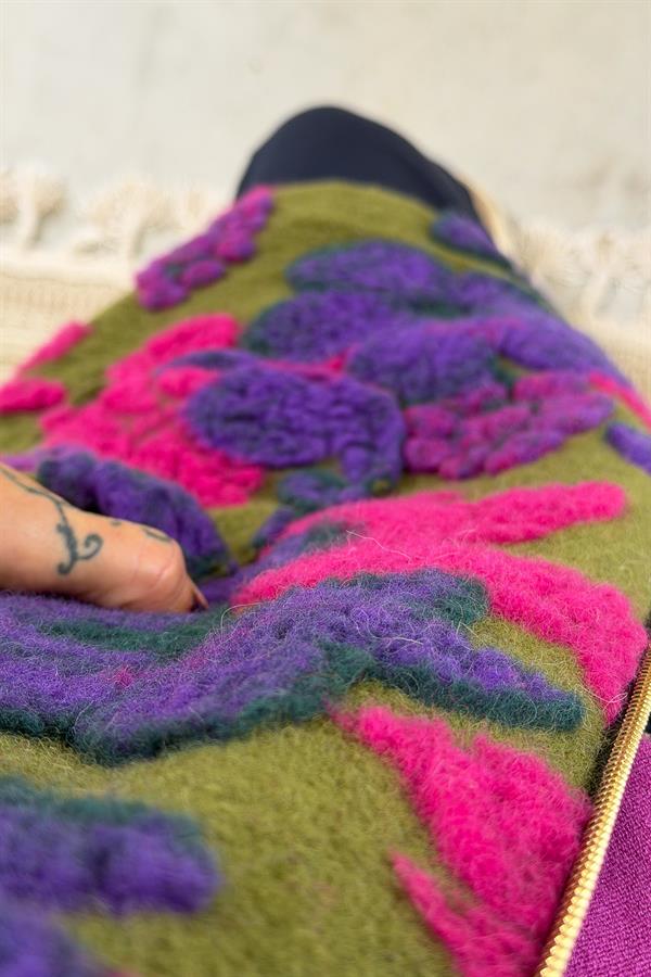 İri Çiçek Kabartmalı Keçe Kaban Fıstık Yeşil Renk