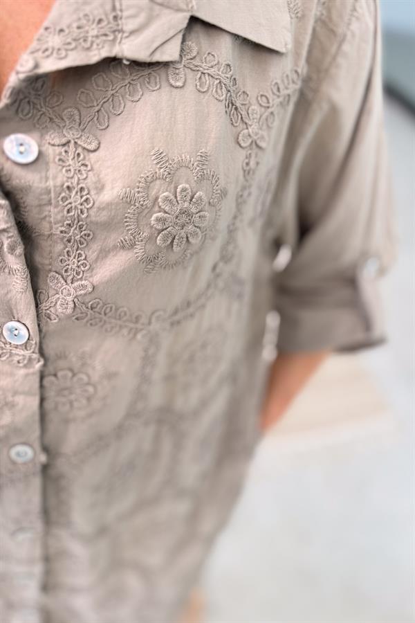 Kabartma Çiçekli Pamuklu Gömlek Elbise Vizon Renk