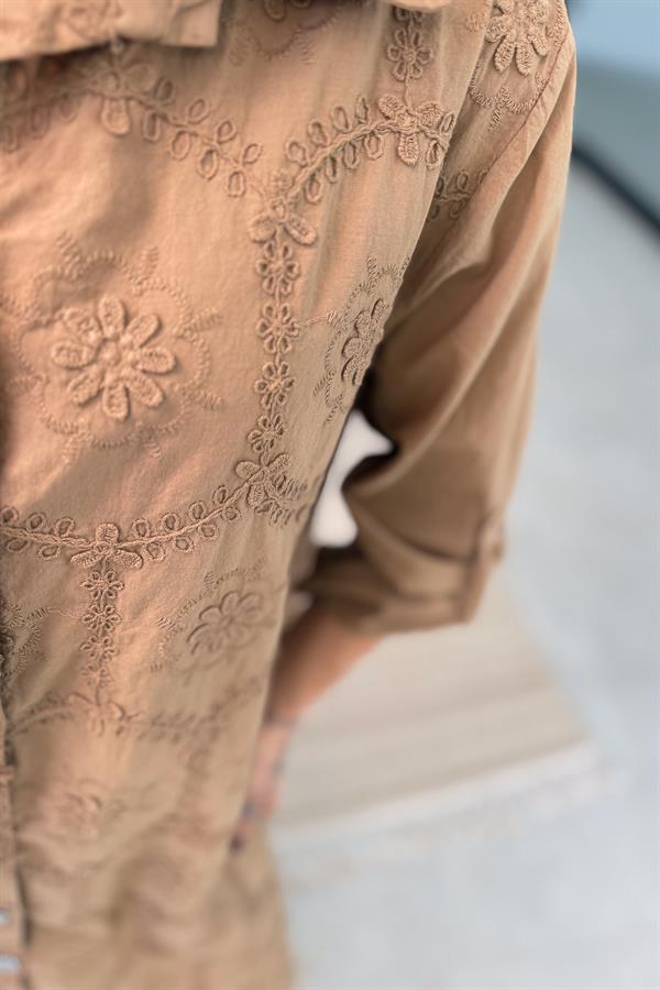 Kabartma Çiçekli Pamuklu Gömlek Elbise Camel Renk